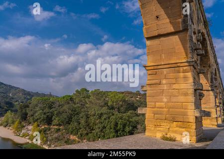 Aquäduktbogen aus dem dreistufigen Aquädukt Pont du Gard, erbaut zu römischen Zeiten am Fluss Gardon, Provence Stockfoto