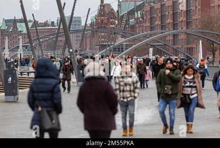 26. Dezember 2022, Hamburg: Passanten am zweiten Weihnachtsfeiertag auf dem Hochwasserschutzgebiet Baumwall bei wechselhaftem Wetter. Foto: Markus Scholz/dpa Stockfoto