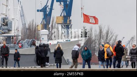 26. Dezember 2022, Hamburg: Passanten am zweiten Weihnachtsfeiertag auf dem Hochwasserschutzgebiet Baumwall bei wechselhaftem Wetter. Foto: Markus Scholz/dpa Stockfoto