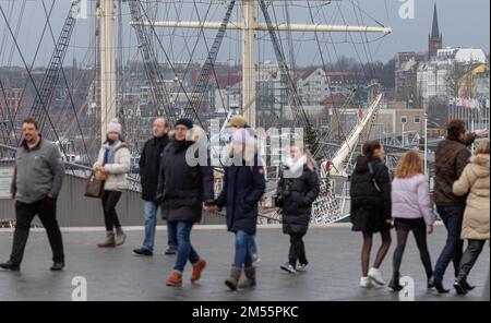 26. Dezember 2022, Hamburg: Passanten auf dem Hochwasserschutzgelände Baumwall bei wechselhaftem Wetter am zweiten Weihnachtsfeiertag. Foto: Markus Scholz/dpa Stockfoto