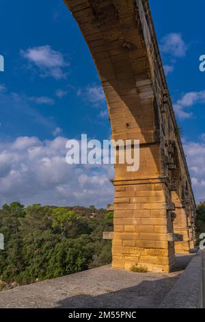 Aquäduktbogen aus dem dreistufigen Aquädukt Pont du Gard, erbaut zu römischen Zeiten am Fluss Gardon, Provence Stockfoto