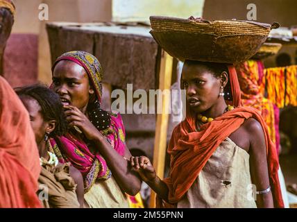 Äthiopien, 1970er, Harar, Markt, 2 junge Frauen, Eine trug Körbe auf dem Kopf, Harari Region, Ostafrika, Stockfoto