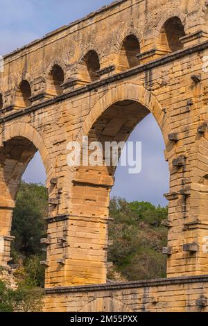 Pont du Gard, dreistufiger Aquädukt aus orangefarbenem Kalkstein, vertikal Stockfoto