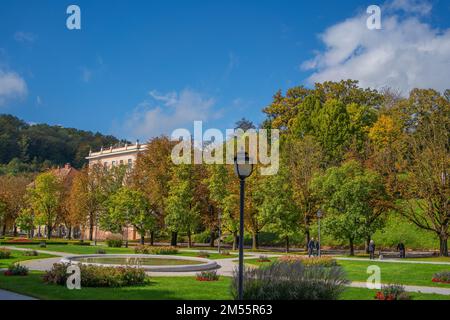 Rogaska Slatina, Slowenien - SEPTEMBER 24,2022: Garten und Park im Herbst des Rogaska Slatina Thermal Water CURE Place, Spa in Slowenien in der Südsteiermark Stockfoto