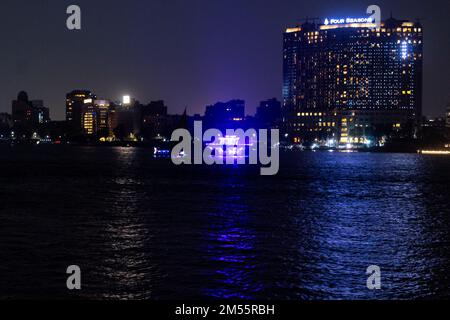 Nil in Ägypten Nachtlichter, Neonlichter, die auf dem Nilwasser reflektiert werden, Cyberpunk City Stil Stockfoto