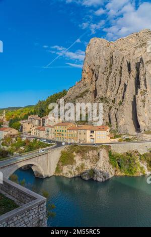 Panoramablick auf die Rocher de la Baume mit dem Fluss DInsurance in Sisteron im Departement Alpes-de-Haute-Provence, Frankreich Stockfoto