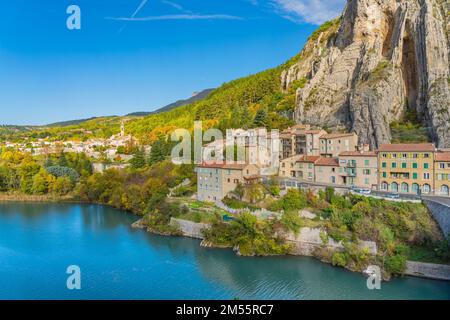 Panoramablick auf die Rocher de la Baume mit dem Fluss DInsurance in Sisteron im Departement Alpes-de-Haute-Provence, Frankreich Stockfoto