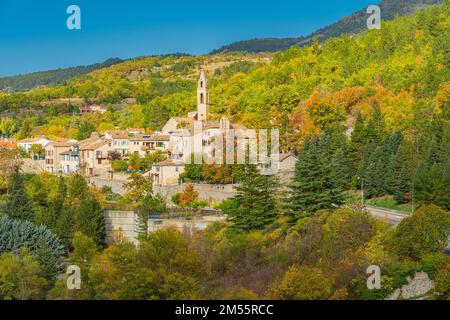 Panorama der Stadt Sisteron mit einer Kirche im französischen Departement Alpes-de-Haute-Provence Stockfoto