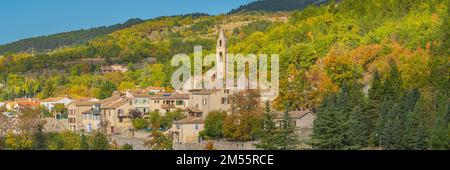 Panorama der Stadt Sisteron mit einer Kirche im französischen Departement Alpes-de-Haute-Provence Stockfoto