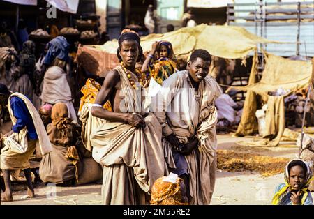 Äthiopien, 1970er, Harar, einheimisches Paar, überfüllter Marktplatz, Menschen, Harari Region, Ostafrika, Stockfoto