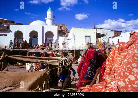 Äthiopien, 1970er, Harar, Marktplatz, Menschen, Weiße Moschee, Minarett, Harari Region, Ostafrika, Stockfoto