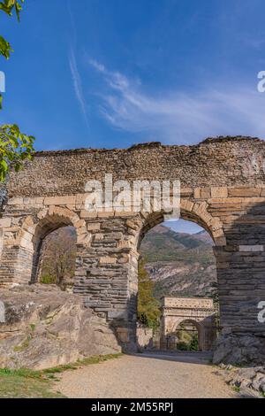 Der historische Bogen des Augustus in Susa im Hintergrund, Piemont Italien Stockfoto