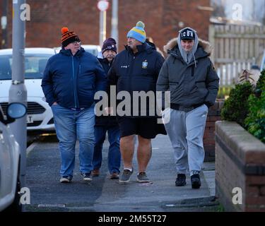 Fleetwood, Großbritannien. 26. Dezember 2022. Die Fans des Sheffield Wednesday kommen vor dem Sky Bet League 1 Spiel Fleetwood Town vs Sheffield am Mittwoch im Highbury Stadium, Fleetwood, Großbritannien, am 26. Dezember 2022 (Foto von Steve Flynn/News Images) in Fleetwood, Großbritannien, am 12./26. Dezember 2022 ins Stadion. (Foto: Steve Flynn/News Images/Sipa USA) Guthaben: SIPA USA/Alamy Live News Stockfoto