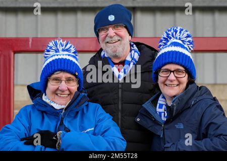 Fleetwood, Großbritannien. 26. Dezember 2022. Sheffield Wednesday Fans im Stadion vor dem Sky Bet League 1 Spiel Fleetwood Town vs Sheffield Wednesday im Highbury Stadium, Fleetwood, Großbritannien, 26. Dezember 2022 (Foto von Steve Flynn/News Images) in Fleetwood, Großbritannien, am 12./26. Dezember 2022. (Foto: Steve Flynn/News Images/Sipa USA) Guthaben: SIPA USA/Alamy Live News Stockfoto