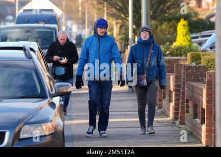 Fleetwood, Großbritannien. 26. Dezember 2022. Die Fans des Sheffield Wednesday kommen vor dem Sky Bet League 1 Spiel Fleetwood Town vs Sheffield am Mittwoch im Highbury Stadium, Fleetwood, Großbritannien, am 26. Dezember 2022 (Foto von Steve Flynn/News Images) in Fleetwood, Großbritannien, am 12./26. Dezember 2022 ins Stadion. (Foto: Steve Flynn/News Images/Sipa USA) Guthaben: SIPA USA/Alamy Live News Stockfoto