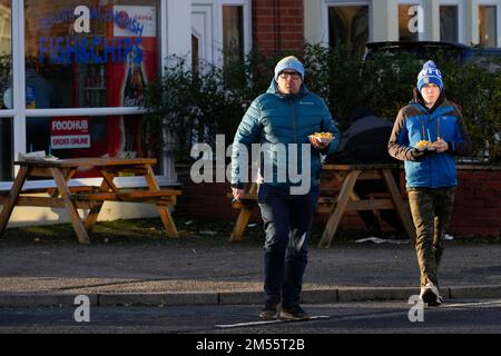 Fleetwood, Großbritannien. 26. Dezember 2022. Die Fans des Sheffield Wednesday kommen vor dem Sky Bet League 1 Spiel Fleetwood Town vs Sheffield am Mittwoch im Highbury Stadium, Fleetwood, Großbritannien, am 26. Dezember 2022 (Foto von Steve Flynn/News Images) in Fleetwood, Großbritannien, am 12./26. Dezember 2022 ins Stadion. (Foto: Steve Flynn/News Images/Sipa USA) Guthaben: SIPA USA/Alamy Live News Stockfoto