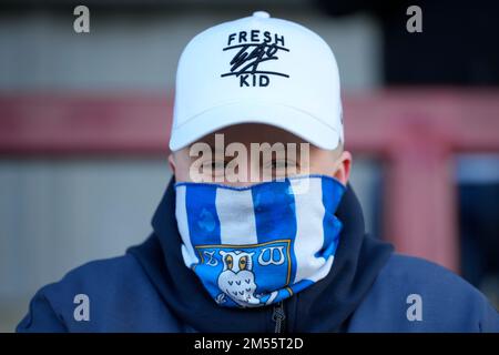 Fleetwood, Großbritannien. 26. Dezember 2022. Sheffield Wednesday Fan im Stadion vor dem Sky Bet League 1 Spiel Fleetwood Town vs Sheffield Wednesday im Highbury Stadium, Fleetwood, Großbritannien, 26. Dezember 2022 (Foto von Steve Flynn/News Images) in Fleetwood, Großbritannien, am 12./26. Dezember 2022. (Foto: Steve Flynn/News Images/Sipa USA) Guthaben: SIPA USA/Alamy Live News Stockfoto