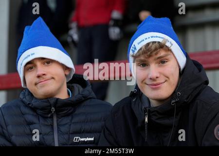 Fleetwood, Großbritannien. 26. Dezember 2022. Sheffield Wednesday Fans im Stadion vor dem Sky Bet League 1 Spiel Fleetwood Town vs Sheffield Wednesday im Highbury Stadium, Fleetwood, Großbritannien, 26. Dezember 2022 (Foto von Steve Flynn/News Images) in Fleetwood, Großbritannien, am 12./26. Dezember 2022. (Foto: Steve Flynn/News Images/Sipa USA) Guthaben: SIPA USA/Alamy Live News Stockfoto