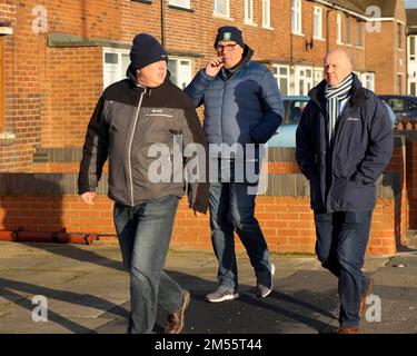 Fleetwood, Großbritannien. 26. Dezember 2022. Die Fans des Sheffield Wednesday kommen vor dem Sky Bet League 1 Spiel Fleetwood Town vs Sheffield am Mittwoch im Highbury Stadium, Fleetwood, Großbritannien, am 26. Dezember 2022 (Foto von Steve Flynn/News Images) in Fleetwood, Großbritannien, am 12./26. Dezember 2022 ins Stadion. (Foto: Steve Flynn/News Images/Sipa USA) Guthaben: SIPA USA/Alamy Live News Stockfoto