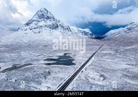 Glen Coe, Schottland, Großbritannien. 26. Dezember 2022 der schneebedeckte Glen Coe aus der Vogelperspektive. Am zweiten Weihnachtsfeiertag fiel in den schottischen Highlands schwerer Schnee auf höherem Boden. In Glen Coe Iain Masterton/Alamy Live News Stockfoto