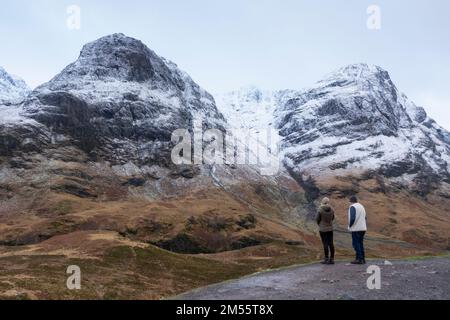 Glen Coe, Schottland, Großbritannien. 26. Dezember 2022 Touristen halten heute an, um den Blick auf die schneebedeckten Berge in Glen Coe zu bewundern. Am zweiten Weihnachtsfeiertag fiel in den schottischen Highlands schwerer Schnee auf höherem Boden. In Glen Coe Iain Masterton/Alamy Live News Stockfoto