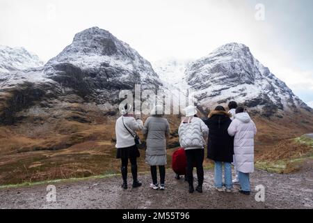 Glen Coe, Schottland, Großbritannien. 26. Dezember 2022 Touristen halten heute an, um den Blick auf die schneebedeckten Berge in Glen Coe zu bewundern. Am zweiten Weihnachtsfeiertag fiel in den schottischen Highlands schwerer Schnee auf höherem Boden. In Glen Coe Iain Masterton/Alamy Live News Stockfoto