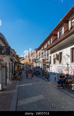 LJUBJANA, SLOWENIEN - NOVEMBER 05,2022: Blick auf die Straße in der Altstadt von Ljubljana, Hauptstadt Sloweniens Stockfoto