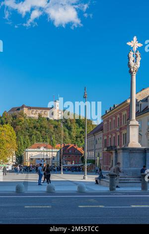 LJUBJANA, SLOWENIEN - NOVEMBER 05,2022: Kongressplatz in Ljubljana, Hauptstadt von Slowenien, Hintergrund der Burg Stockfoto