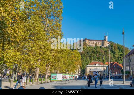 LJUBJANA, SLOWENIEN - NOVEMBER 05,2022: Kongressplatz in Ljubljana, Hauptstadt von Slowenien, Hintergrund der Burg Stockfoto