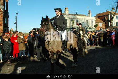 Die Ashford Valley Tickham Hunt startete am 26. Dezember 2022 vom Vine Inn in der High Street in Tenterden in Kent, England. Stockfoto