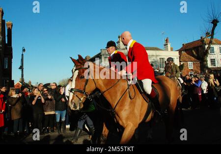 Die Ashford Valley Tickham Hunt startete am 26. Dezember 2022 vom Vine Inn in der High Street in Tenterden in Kent, England. Stockfoto