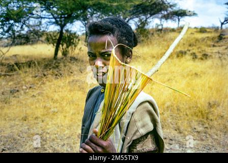 Äthiopien, 1970er, kleines Mädchen mit Fliegenklatschen Porträt, Oromia Region, Ostafrika, Stockfoto
