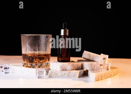 Bartöl mit Whiskey auf weißem Hintergrund Stockfoto