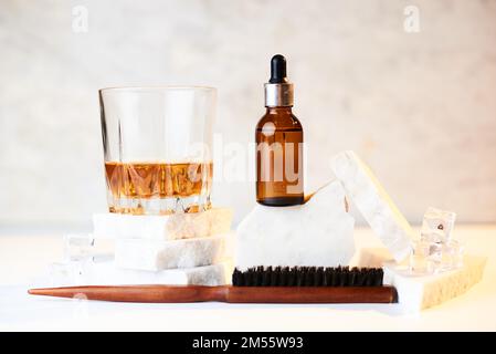 Bartöl mit Whiskey auf weißem Hintergrund Stockfoto