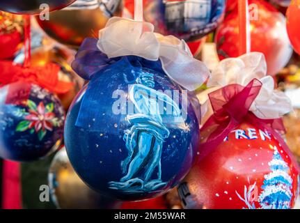 Weihnachtsdekorationen auf dem traditionellen Weihnachtsmarkt von Trento - Trentino Alto Adige - Norditalien - Europa Stockfoto