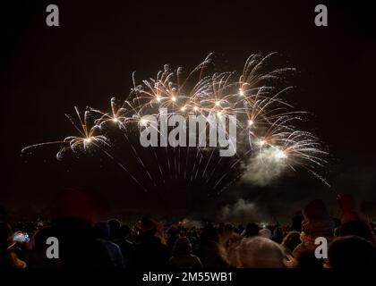 Das jährliche Feuerwerk der Bicester Round Tables im Pingle Field Sports Pavillion bei Nacht ist ein echtes Highlight Stockfoto