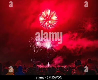 Das jährliche Feuerwerk der Bicester Round Tables im Pingle Field Sports Pavillion bei Nacht ist ein echtes Highlight Stockfoto