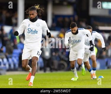 Alex Iwobi #17 of Everton wärmt sich vor dem Premier League-Spiel Everton gegen Wolverhampton Wanderers im Goodison Park, Liverpool, Großbritannien, 26. Dezember 2022 auf (Foto von Phil Bryan/News Images) Stockfoto