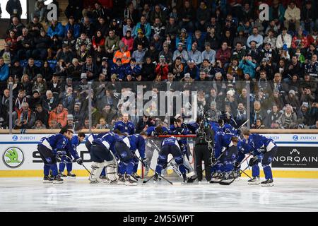 26.12.2022, Davos, Eisstadion Davos, Spengler Cup: HC Ambri-Piotta - Orebro HK, Ambri-Team vor dem Spiel (Andrea Branca/SPP-JP) Stockfoto