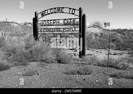 Schwarz-Weiß Willkommen in Joseph City, Arizona, Beschilderung entlang der historischen Route 66 am 14. November 2022. Stockfoto