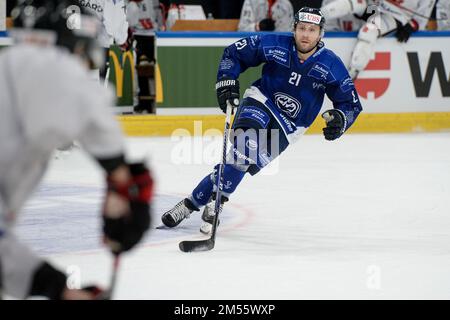 26.12.2022, Davos, Eisstadion Davos, Spengler Cup: HC Ambri-Piotta - Orebro HK, Brandon McMillan von HC Ambri-Piotta (Andrea Branca / SPP-JP) Stockfoto