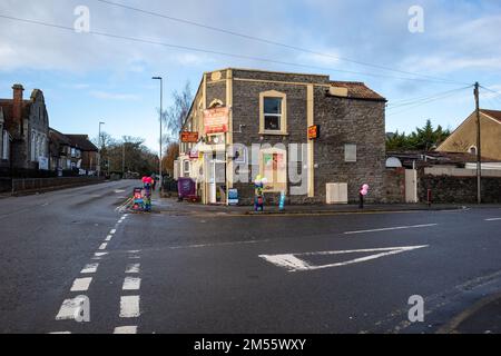 Örtlicher Eckladen in Bristol England, Großbritannien Stockfoto