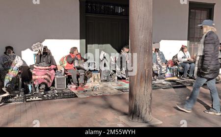 Die Santa Fe Plaza in New Mexico wurde 1821 im spanisch-amerikanischen Kolonialstil erbaut und ist heute ein Wahrzeichen, wo Einheimische und Besucher interagieren. Stockfoto