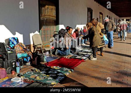 Die Santa Fe Plaza in New Mexico wurde 1821 im spanisch-amerikanischen Kolonialstil erbaut und ist heute ein Wahrzeichen, wo Einheimische und Besucher interagieren. Stockfoto