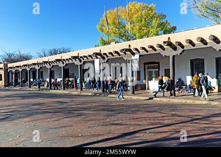 Die Santa Fe Plaza in New Mexico wurde 1821 im spanisch-amerikanischen Kolonialstil erbaut und ist heute ein Wahrzeichen, wo Einheimische und Besucher interagieren. Stockfoto