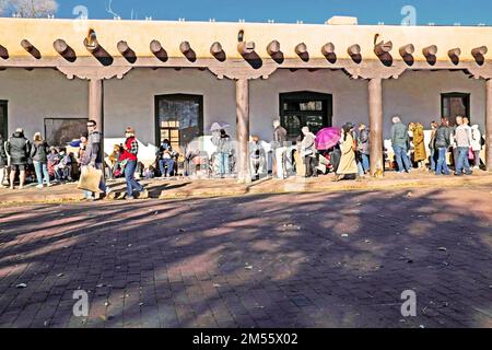 Die Santa Fe Plaza in New Mexico wurde 1821 im spanisch-amerikanischen Kolonialstil erbaut und ist heute ein Wahrzeichen, wo Einheimische und Besucher interagieren. Stockfoto