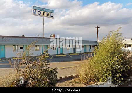 Das Blue Spruce Lodge Motel wurde 1949 eröffnet und ist eines von vielen Motels an der Route 66 in Gallup, New Mexico, die derzeit renoviert werden. Stockfoto