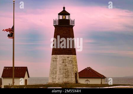 Eine wunderschöne Aufnahme des Point Judith Lighthouse in Narragansett, Rhode Island bei Sonnenuntergang Stockfoto