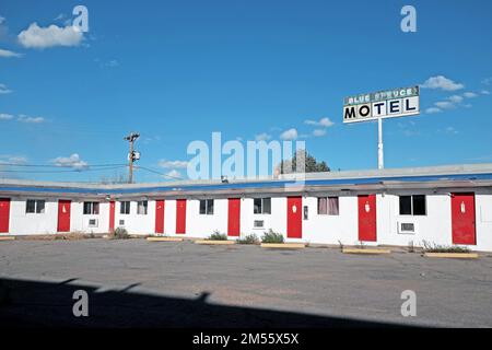 Die 1952 erbaute Lariat Lodge mit 35 Zimmern an der Route 66 in Gallup, New Mexico, war eines von sechs Motels, darunter das Blue Spruce, das von der Stadt rot gekennzeichnet wurde. Stockfoto