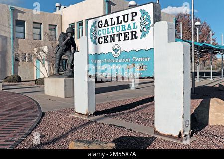 Das Gallup Cultural Center an der Route 66 in Gallup, New Mexico, im historischen renovierten Santa Fe Depot. Stockfoto